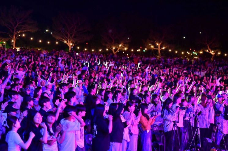봄꽃 따라 흥겨운 선율…장성 황룡강, 축제의 장으로