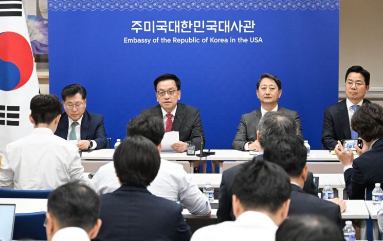 최상목 경제부총리 겸 기획재정부 장관이 안덕근 산업통상자원부 장관과 24일(현지시간) 미국 워싱턴D.C. 주미대사관에서 한미 2+2 통상협의 관련 합동 브리핑을 하고 있다. 기재부