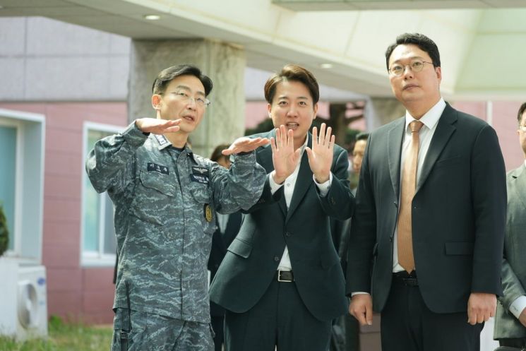 이준석 개혁신당 대선후보가 24일 이국종 국군대전병원장을 찾아 군 의료계 인프라 현황을 논의하며 "대선 후보로서 지원을 아끼지 않겠다"고 약속했다. 개혁신당