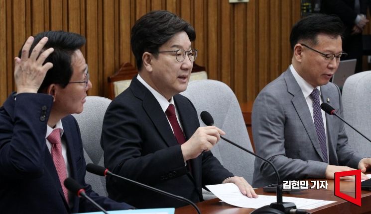 [포토] 권성동, 기소된 文 향해 "전형적 매관매직 사건" 직격