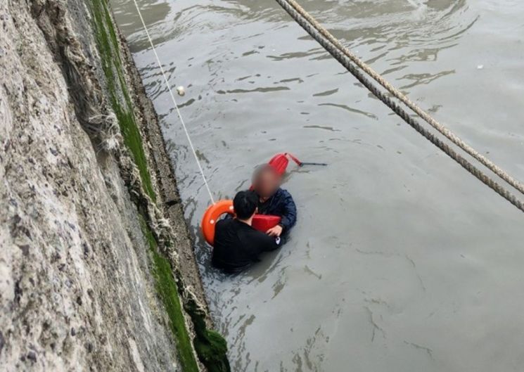 해경이 송도항 내 익수자를 구조하고 있다. 목포해양경찰서 제공