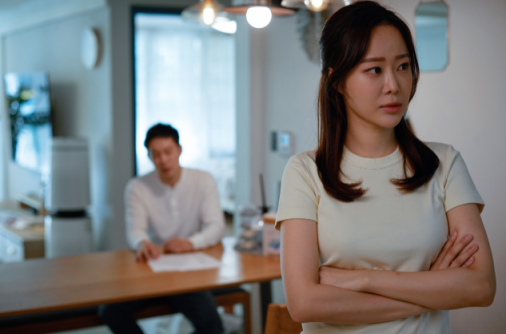 한쪽 입꼬리만 올라가는 미소가 이혼으로 가는 가장 큰 위험 신호일 수 있다는 연구 결과가 나왔다. 사진은 기사 내용과 직접적인 관련 없음. 게티이미지