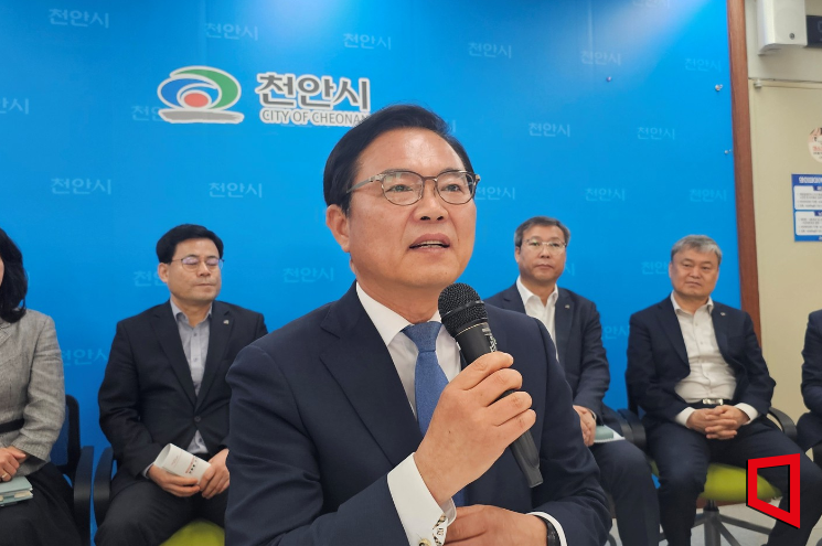 천안시장 권한대행인 김석필 부시장이 25일 브리핑실을 찾아 시장 궐위 후 시정 운영 방향에 대해 밝히고 있다.