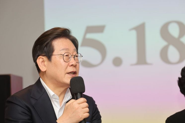 24일 오후 광주 동구에서 이재명 더불어민주당 대선 예비후보가 '대한민국 민주화를 이끈 시민들'을 주제로 열린 간담회에서 발언하고 있다. 연합뉴스.