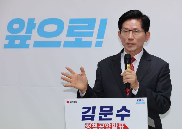국민의힘 김문수 대선 경선 후보가 18일 서울 여의도 선거사무소에서 기업하기 좋은 대한민국 만들기를 주제로 경제 분야 공약을 발표하고 있다. 연합뉴스