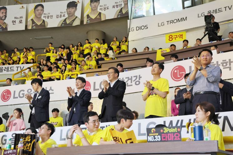 장금용 창원특례시장 권한대행이 창원 LG세이커스 4강전 경기를 응원하고 있다.