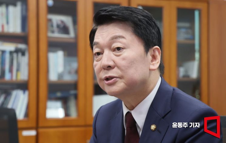 안철수 국민의힘 의원이 자신이 주장한 '인적 쇄신론'의 대상자로 권영세·권성동 의원이 지목된 데 대해 반박했다.