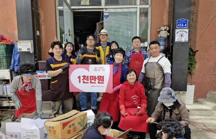 중기연합봉사단은 25일 대전역 인근 무료급식소에서 1000만원 상당의 식자재 지원과 함께 노숙인 등 소외된 이웃을 위한 따뜻한 한 끼 나눔 봉사활동을 펼쳤다. 중소기업중앙회