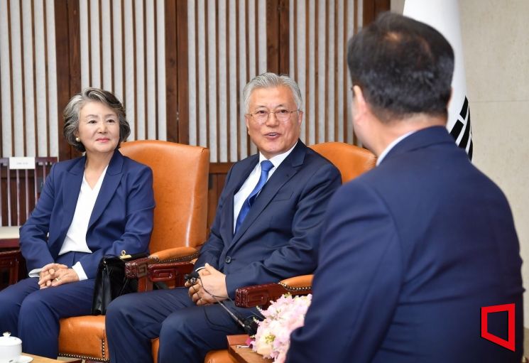 문재인 전 대통령과 김정숙 여사가 25일 국회에서 우원식 국회의장과 만나 환담하고 있다. 이날 문 전 대통령은 판문점선언 7주년 기념식 참석을 위해 퇴임 후 처음으로 국회를 방문했다. 2025.4.25 국회사진기자단