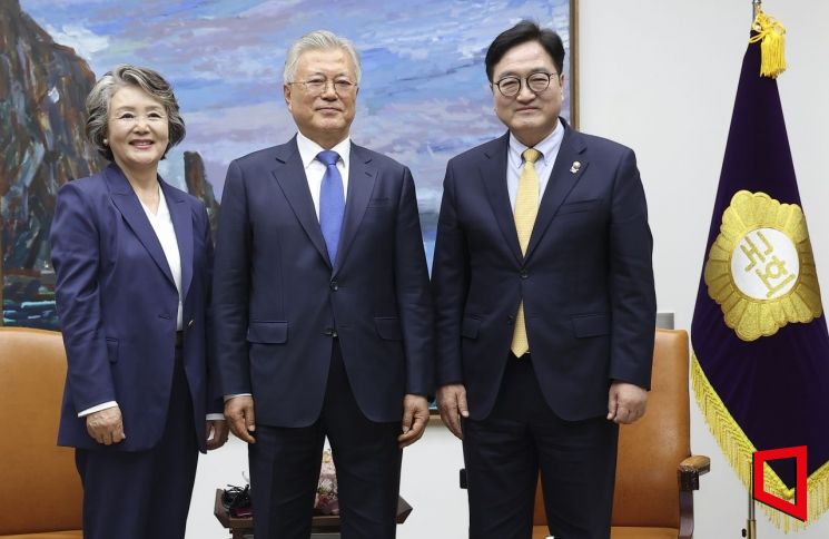 [포토] 우원식 의장과 기념촬영하는 문 전 대통령 내외