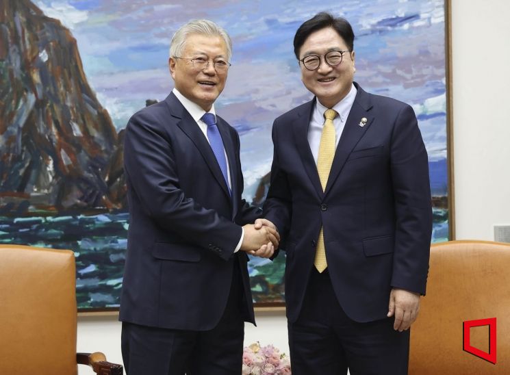 [포토] 퇴임 후 처음 국회 방문한 문재인 전 대통령