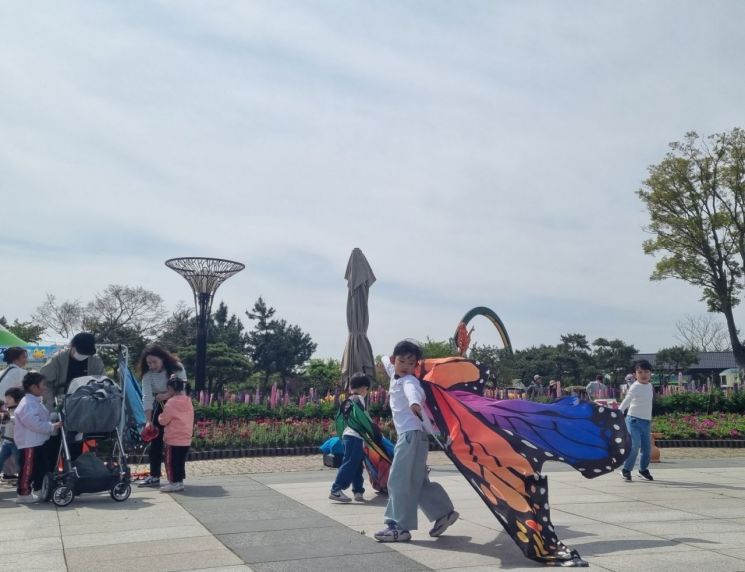 25일 오전 함평나비대축제 개막 첫날 전남 함평엑스포공원에서 한 어린이가 나비 의상을 입고 날개를 펄럭이고 있다. 민찬기 기자