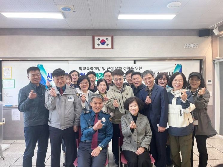 청소년 보호 활동 강화를 위한 업무협약을 체결하고 기념 촬영을 하고 있다. 신안경찰서 제공