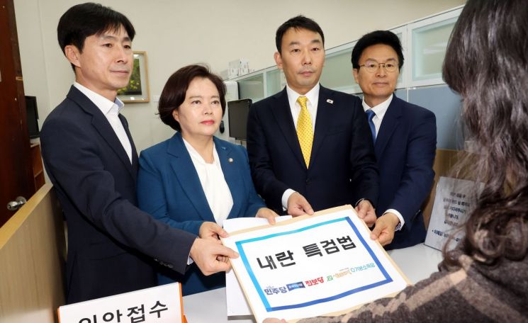 국회 의안과에 내란 특검법 제출    (서울=연합뉴스) 김주형 기자 = 사회민주당 한창민 대표(왼쪽부터), 조국혁신당 정춘생 의원, 더불어민주당 김용민 수석부대표, 더불어민주당 정진욱 의원이 25일 오후 국회 의안과에 내란 특검법을 제출하고 있다. 2025.4.25 [공동취재]    kjhpress@yna.co.kr(끝)＜저작권자(c) 연합뉴스, 무단 전재-재배포, AI 학습 및 활용 금지＞