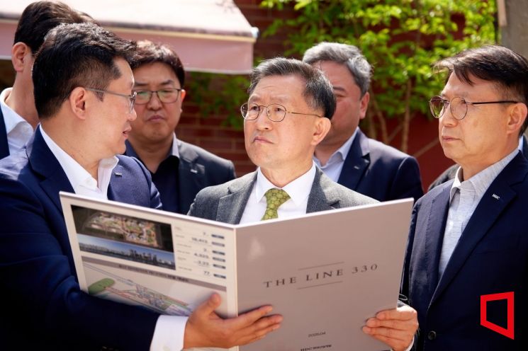 정경구 HDC현대산업개발 대표이사(가운데)와 임직원들이 24일 용산정비창 전면1구역 재개발 현장을 직접 방문했다. HDC현산 제공.