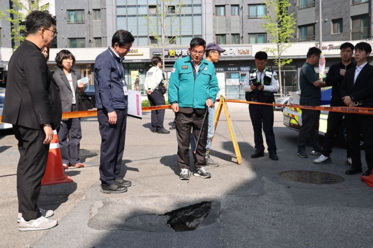 박강수 마포구청장 대흥로 싱크홀 현장 점검 