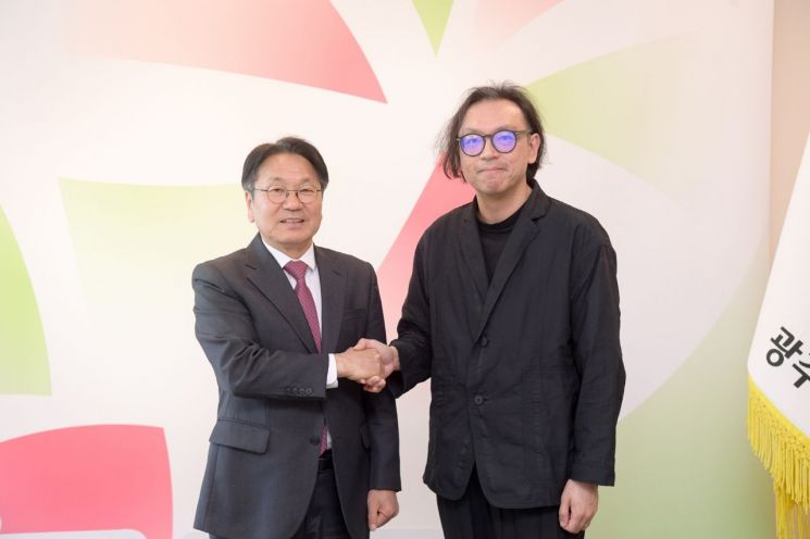 강기정 광주시장이 25일 오후 시청 접견실에서 호 추 니엔 비엔날레 예술감독과 환담을 나눈 후 기념 촬영을 하고 있다. 광주시 제공