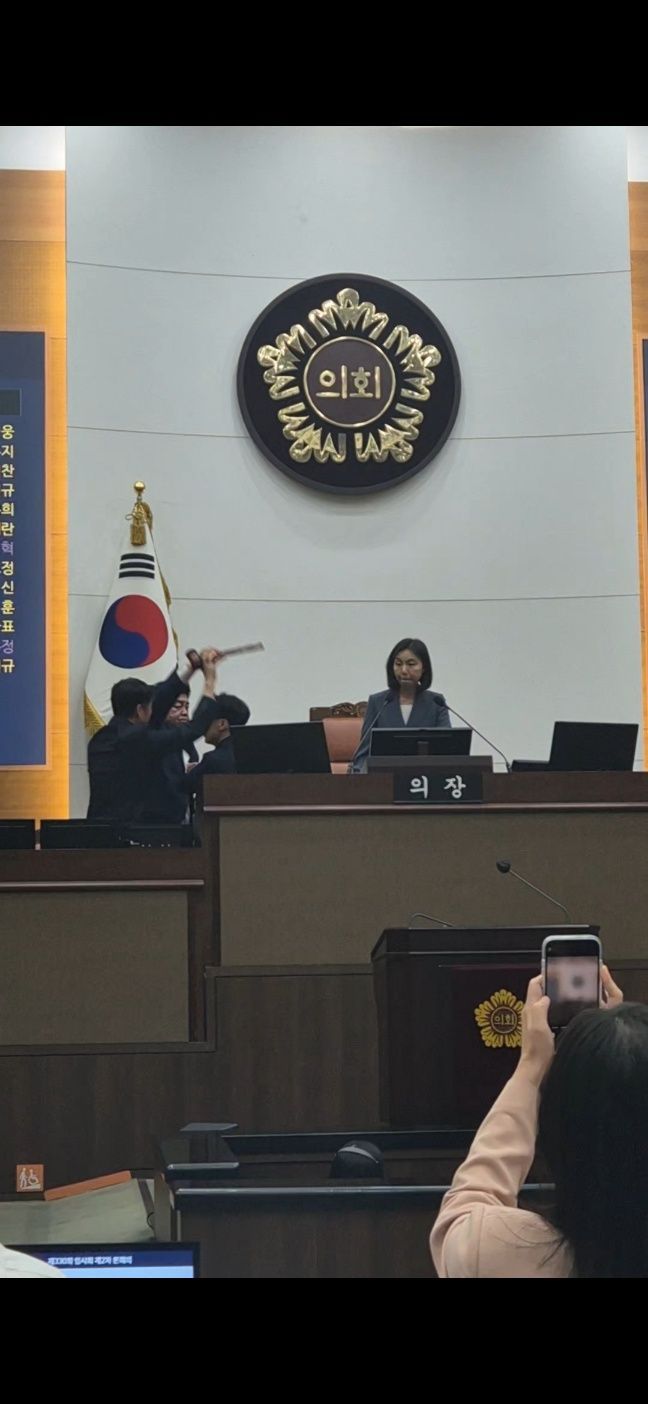 서울시의회 '의사봉 탈취 사건' 발생...왜?