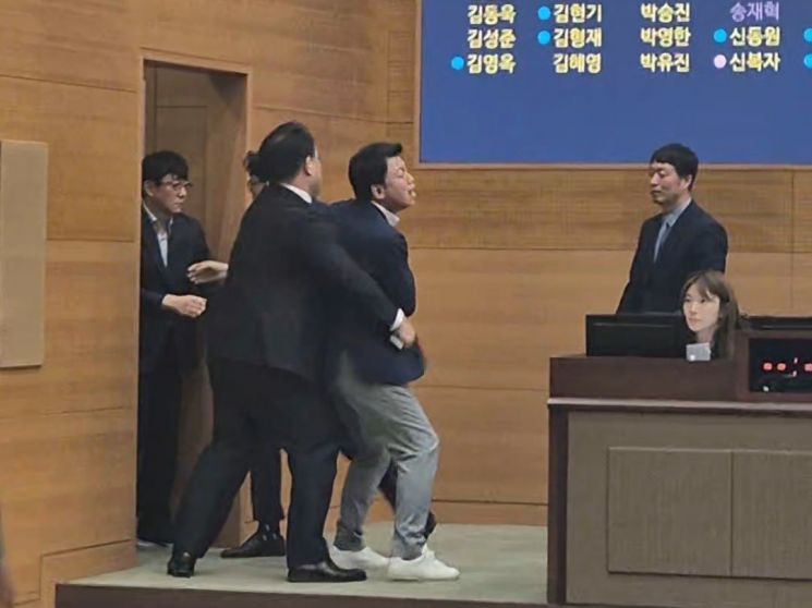 서울시의회 '의사봉 탈취 사건' 발생...왜?