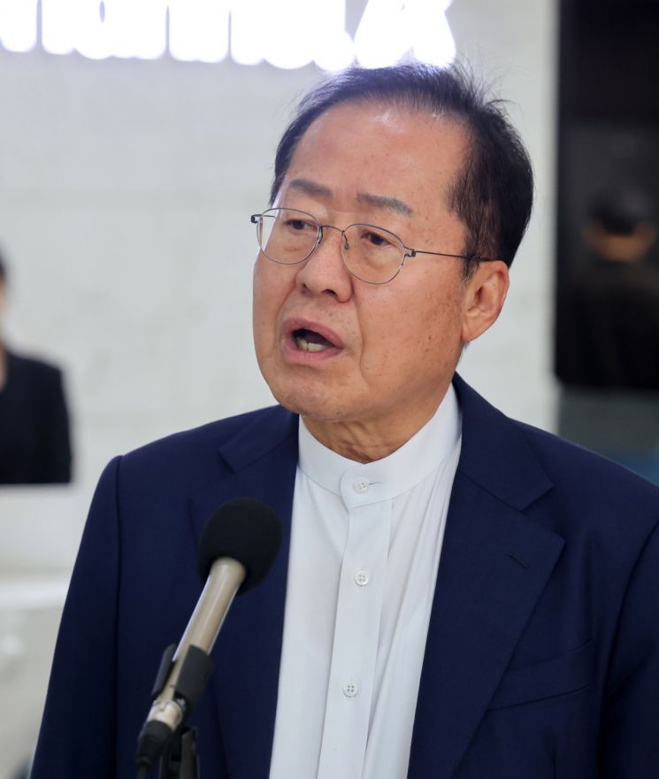 홍준표 국민의힘 대선 경선 후보가 자신의 인생을 넷플릭스 인기 드라마 '폭삭 속았수다'의 남자주인공 양관식에 비유했다. 국회사진기자단