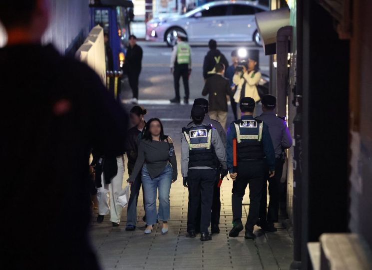 2024년 핼러윈데이(10월 31일)를 엿새 앞둔 25일 저녁 서울 용산구 이태원 골목에서 경찰관들이 다중운집 인파사고를 대비해 거리 순찰활동을 하고 있다. 연합뉴스