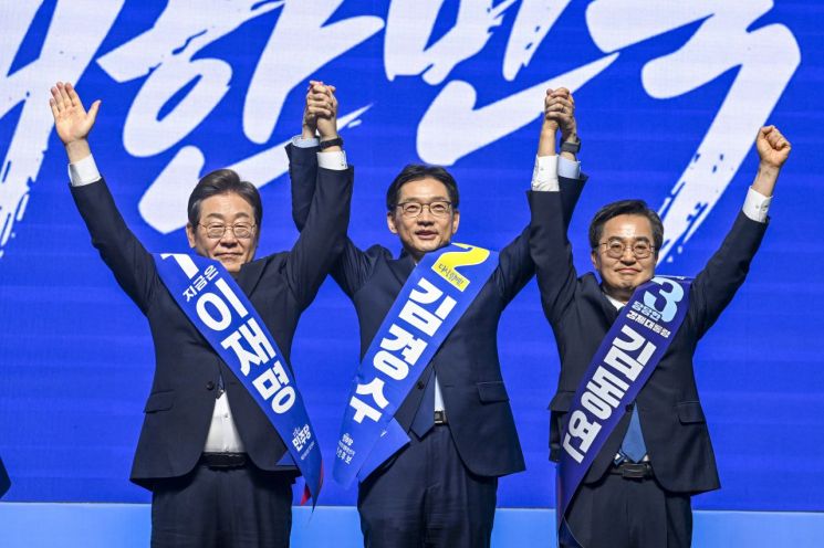 (왼쪽부터) 이재명, 김경수, 김동연 더불어민주당 대선 경선 후보가 26일 광주 서구 김대중컨벤션센터에서 열린 '제21대 대통령선거 후보자 선출을 위한 호남권 합동연설회'에서 함께 손을 들어 인사하고 있다. 연합뉴스