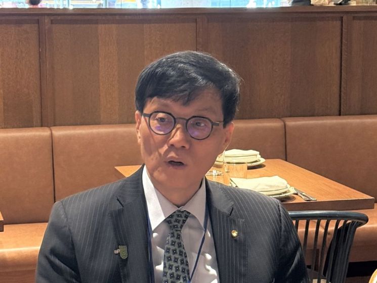 이창용 한국은행 총재가 25일(현지시간) 미국 워싱턴D.C. 국제통화기금(IMF) 본부 인근 식당에서 주요 20개국(G20) 재무장관·중앙은행총재 회의 동행 기자단과 간담회를 하고 있다. G20 동행 기자단