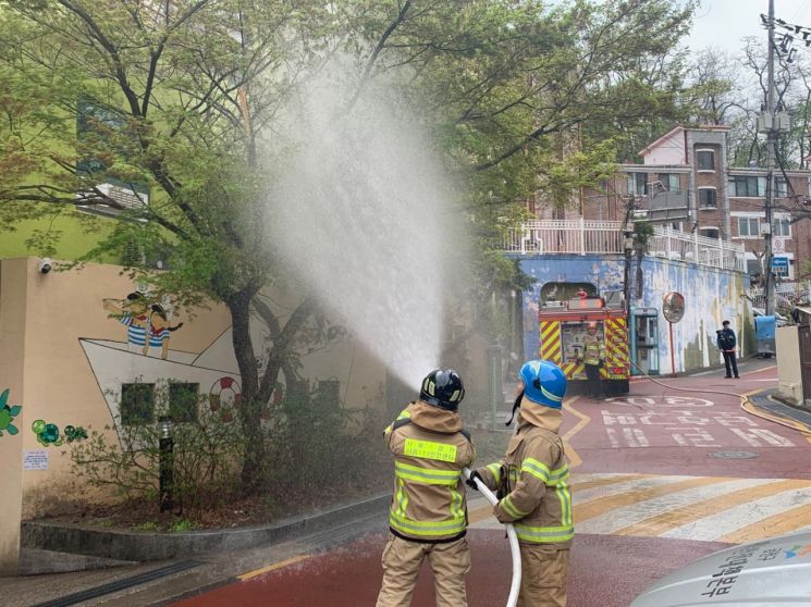 "아이들 안전 훈련으로 지킵니다"... 금천구, 어린이집 화재 대응 훈련