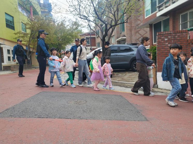 "아이들 안전 훈련으로 지킵니다"... 금천구, 어린이집 화재 대응 훈련