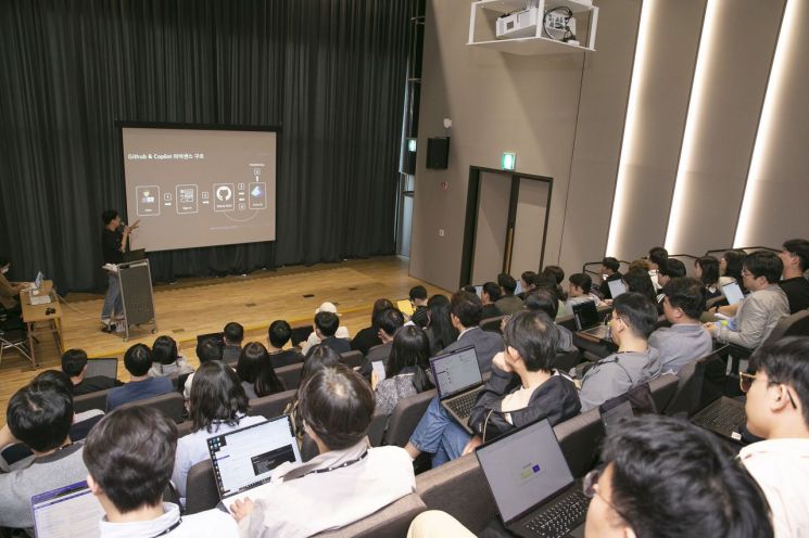 KT가 코파일럿 기반 개발자 플랫폼 깃허브와 전략적 파트너십을 체결하고 25일 KT 판교사옥에서 개발자 워크숍 ‘해브 어 깃 데이’를 진행했다. KT 제공