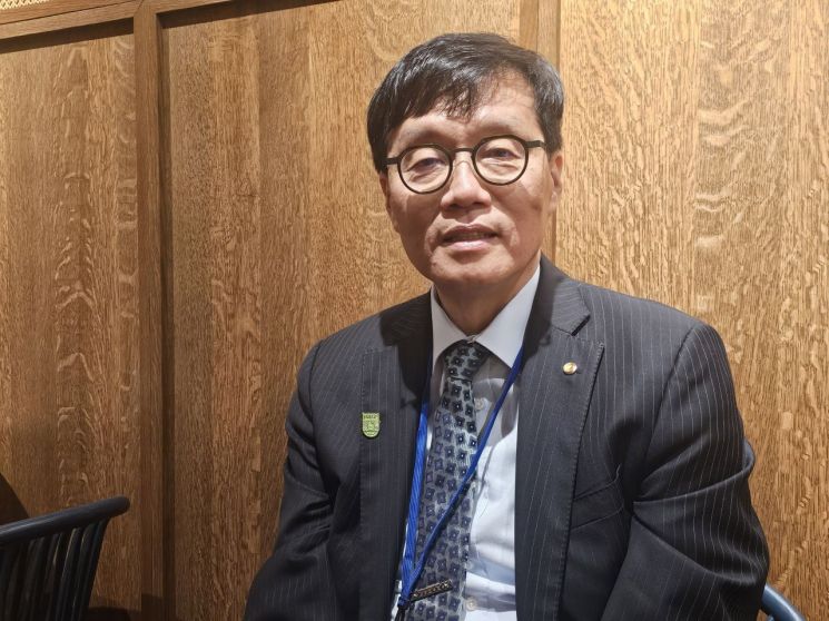 이창용 한국은행 총재가 25일(현지시간) 워싱턴 DC 인근 한 식당에서 기자 간담회를 진행하고 있다. 연합뉴스