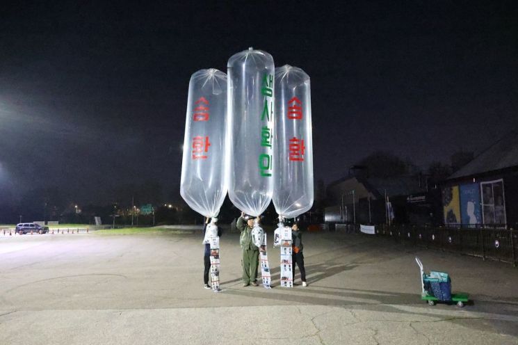 전단 날리는 납북자가족들. 연합뉴스 제공