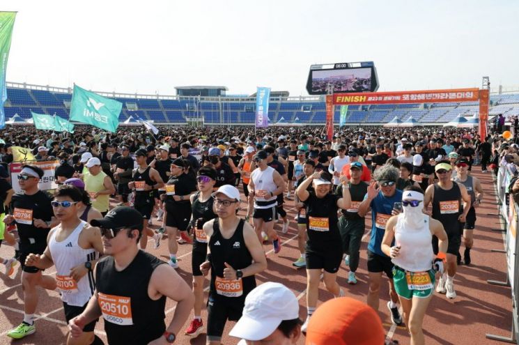 ‘제23회 통일기원 포항해변마라톤대회’가 27일 포항종합운동장을 시작으로 성황리에 개최됐다. 포항시 제공