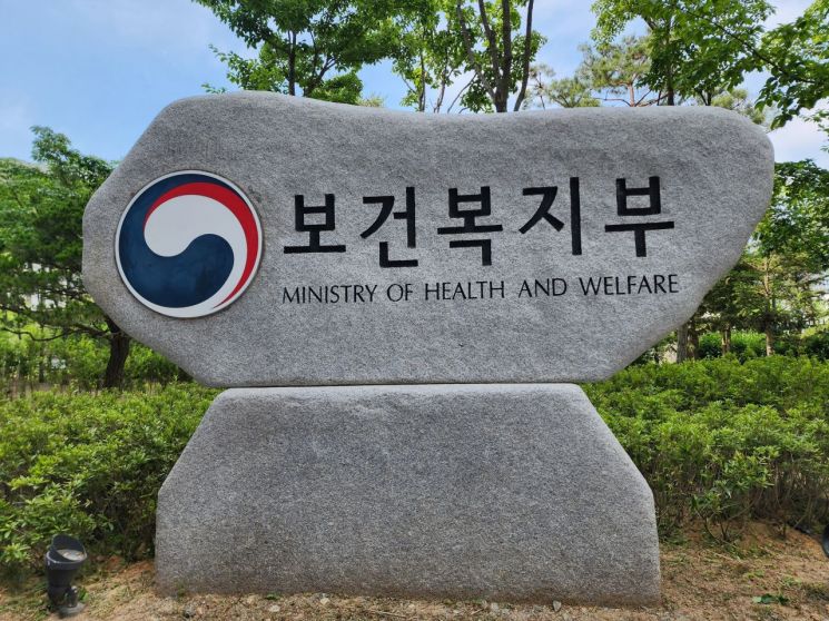 보건복지부는 기초생활보장 생계급여나 의료급여를 받는 장애아동은 별도로 신청하지 않아도 월 최대 22만원의 장애아동수당을 자동으로 지급받게 됐다고 27일 밝혔다. 연합뉴스