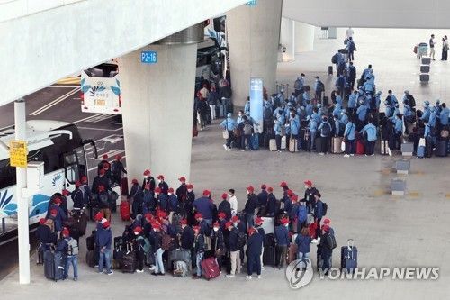 외국인 근로자들이 인천국제공항에 입국하고 있다. 연합뉴스