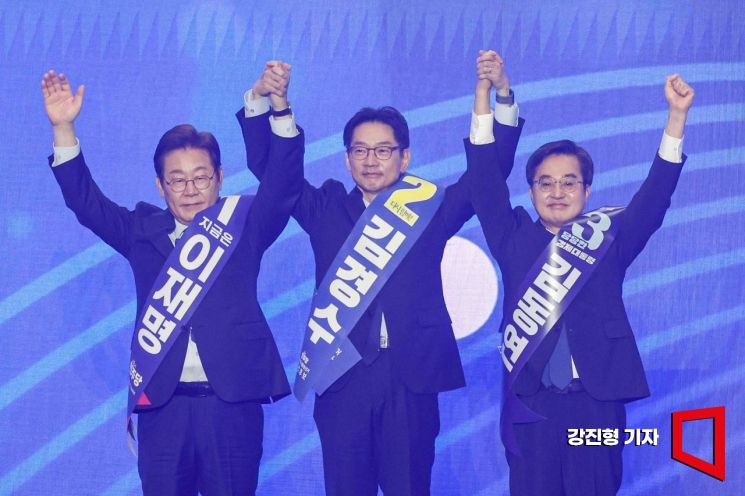 [포토] 손 맞잡은 민주당 대통령선거 후보자들