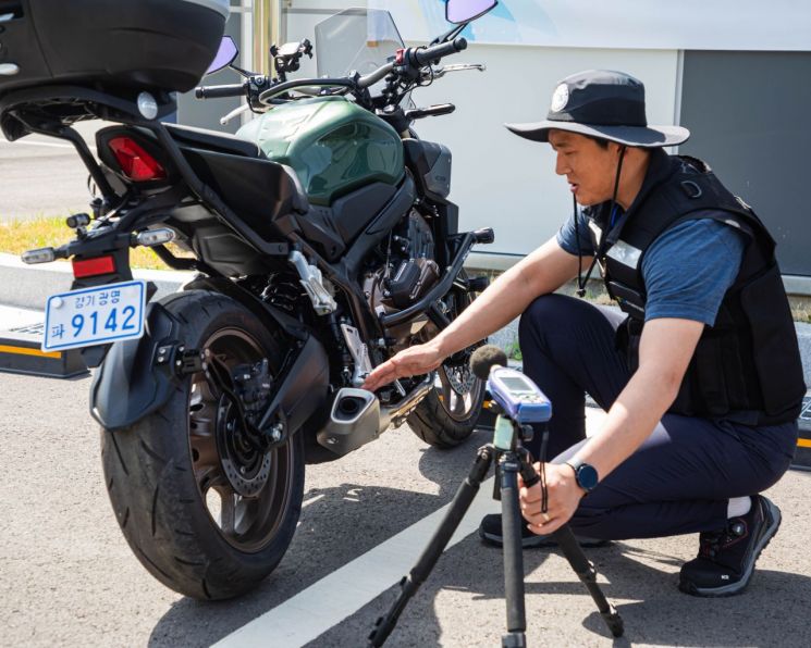 지난 24일 경북 김천시 한국교통안전공단 튜닝안전기술원에서 공단 직원이 소음측정방법에 대해 설명하고 있다. 한국교통안전공단 제공