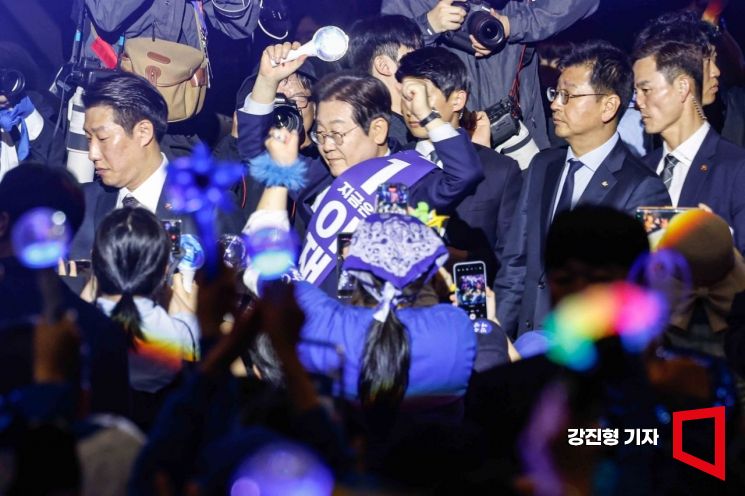[포토] 지지자들에게 인사하는 이재명 후보