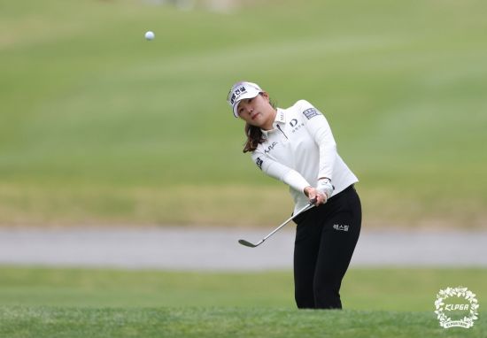 김민선7이 덕신EPC 챔피언십 4라운드 2번 홀에서 칩샷을 하고 있다. KLPGA