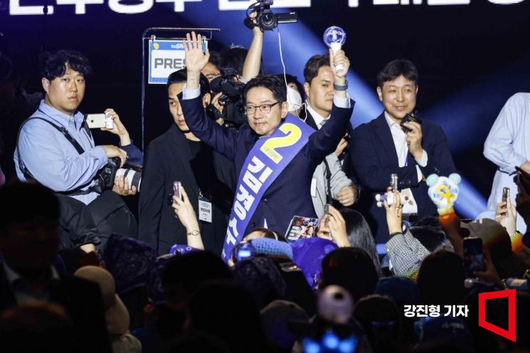 [포토] 지지자들에게 인사하는 김경수 후보