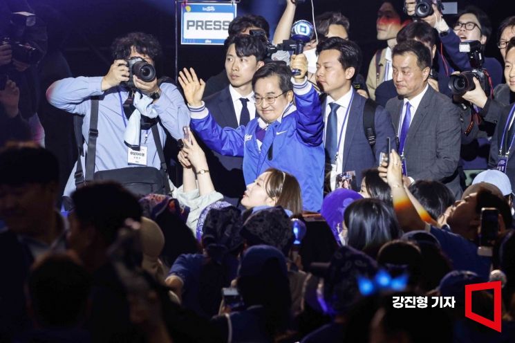 [포토] 지지자들에게 인사하는 김동연 후보