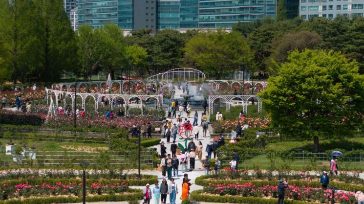 [포토]일산호수공원은 꽃물결…2025 고양국제꽃박람회 '북적'