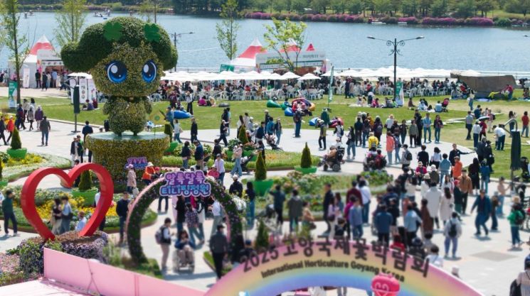 [포토]일산호수공원은 꽃물결…2025 고양국제꽃박람회 '북적'