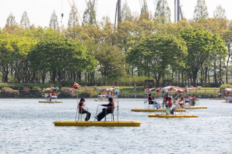 [포토]일산호수공원은 꽃물결…2025 고양국제꽃박람회 '북적'