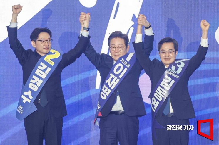 [포토] 이재명 후보 손 들어주는 경선 후보들