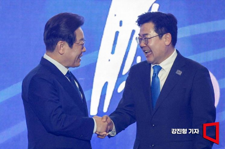[포토] 악수하는 이재명 후보-박찬대 당대표 직무대행