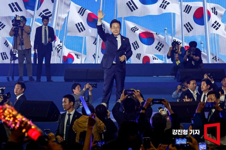 [포토] 당원 응원에 화답하는 이재명 후보