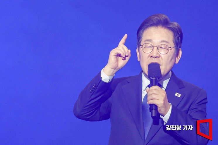 더불어민주당 대통령선거 후보로 선출된 이재명 후보가 27일 경기 고양시 킨텍스에서 열린 '더불어민주당 제21대 대통령선거 후보자 선출 위한 수도권, 강원, 제주 합동연설회'에서 수락연설을 하고 있다. 2025.4.27. 강진형 기자