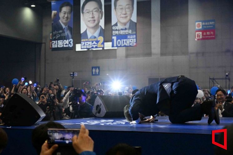 [포토] 당원들에게 큰절하는 이재명 후보