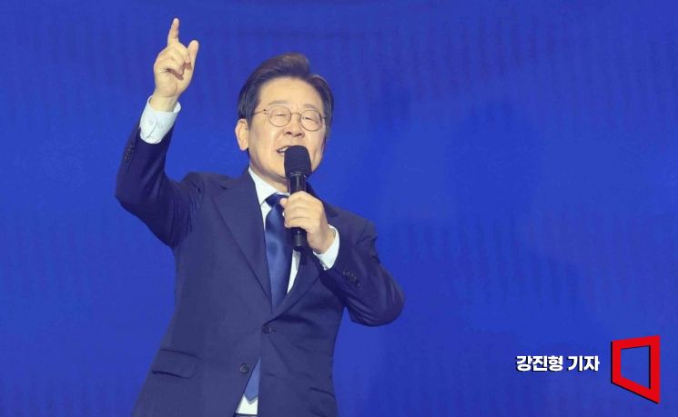 더불어민주당 제21대 대통령선거 후보자 선출을 위한 수도권·강원·제주 합동 연설회가 27일 경기도 고양시 일산 킨텍스 제2전시장에서 열렸다. 대선 후보로 선출된 이재명 전 대표가 수락연설을 하고 있다.